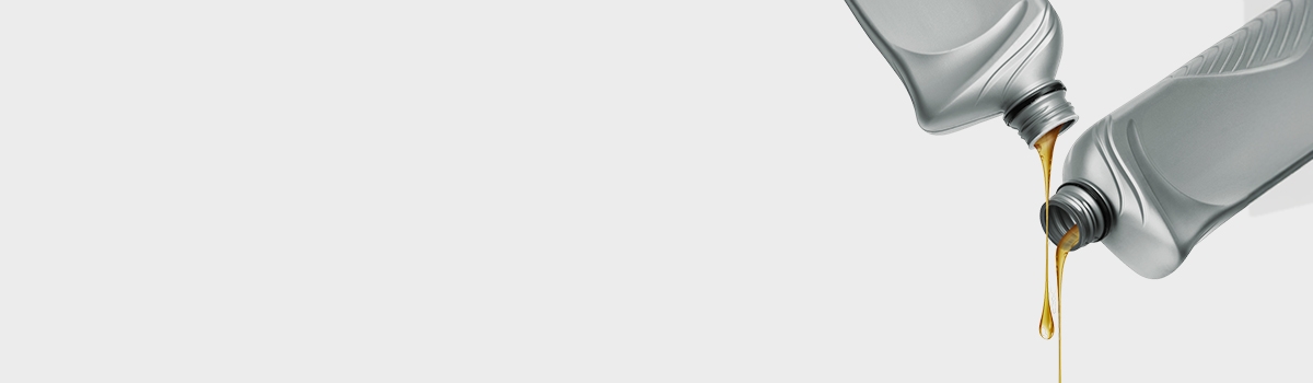 Olej do maszyn rolniczych, wylewający się z butelek