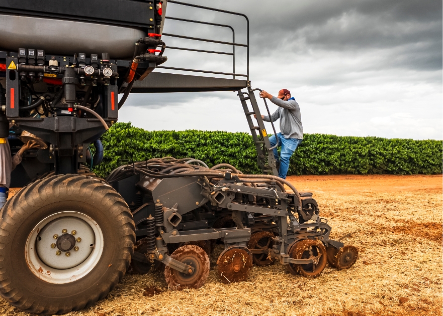 Mężczyzna podczas pracy z maszyną rolniczą